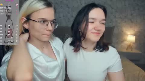 Snapshot of lacyedison chatting on 07/25/26, 07:11 Violet and Isabel online show from 07/25/26, 07:11