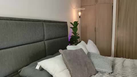    700  1300 -5 online show from 09/25/25, 01:37