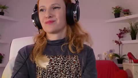 Snapshot of ladybigsmile chatting on 09/18/25, 06:32 Sima Ladybigsmile online show from 09/18/25, 06:32