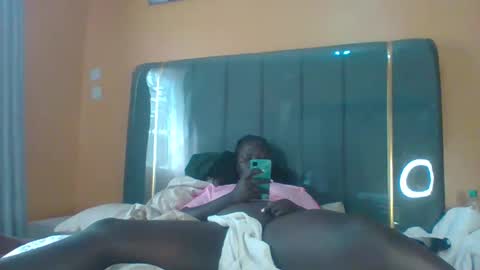 Snapshot of ladyblossoms19 chatting on 11/11/25, 06:13 lindah32 online show from 11/11/25, 06:13