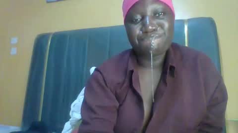 Snapshot of ladyblossoms19 chatting on 05/01/26, 12:15 lindah32 online show from 05/01/26, 12:15