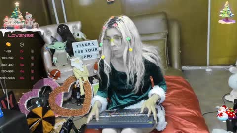 Snapshot of laflakita21 chatting on 12/17/24, 11:38 Skinnygirl online show from 12/17/24, 11:38