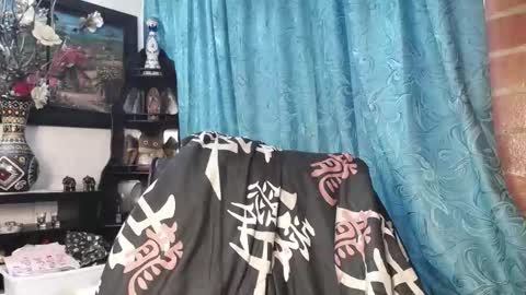 laia_hadid online show from 11/20/25, 11:10