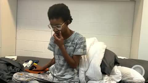 Snapshot of lalunevelvet chatting on 03/08/25, 12:00 lalunevelvet online show from 03/08/25, 12:00