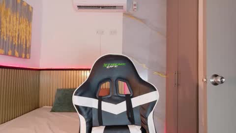 Laura online show from 12/03/25, 12:14