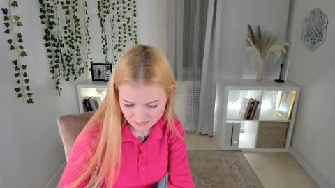 Snapshot of laly_peach chatting on 11/17/25, 04:46 Laly online show from 11/17/25, 04:46