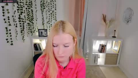 Snapshot of laly_peach chatting on 11/21/25, 05:22 Laly online show from 11/21/25, 05:22