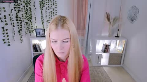 Snapshot of laly_peach chatting on 11/22/25, 11:42 Laly online show from 11/22/25, 11:42