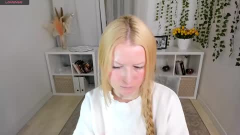 Snapshot of laly_peach chatting on 04/23/26, 11:42 Laly online show from 04/23/26, 11:42