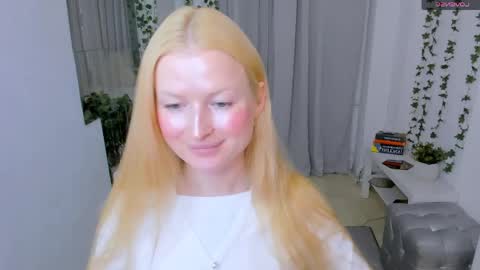 Snapshot of laly_peach chatting on 05/27/26, 11:07 Laly online show from 05/27/26, 11:07