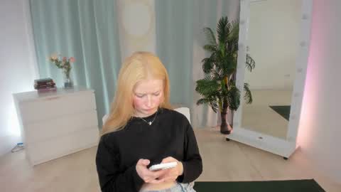 Snapshot of laly_peach chatting on 06/16/26, 11:57 Laly online show from 06/16/26, 11:57