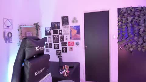 lanaherondale_ online show from 11/23/25, 09:09