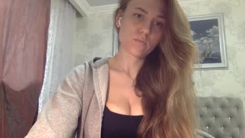 Snapshot of langoria chatting on 12/15/25, 12:31 langoria online show from 12/15/25, 12:31