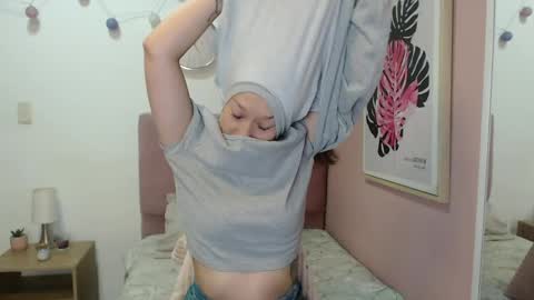 Snapshot of lanna_mills chatting on 04/21/26, 01:17 Lanna online show from 04/21/26, 01:17