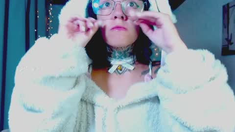 Snapshot of lannie_gonzales chatting on 04/08/26, 12:49 LANNIE online show from 04/08/26, 12:49