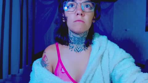 Snapshot of lannie_gonzales chatting on 04/10/26, 12:21 LANNIE online show from 04/10/26, 12:21