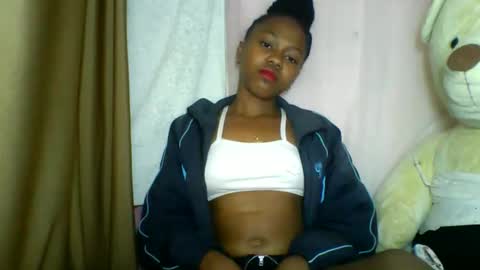 Snapshot of lara_belle chatting on 05/19/26, 02:18 lara_belle online show from 05/19/26, 02:18