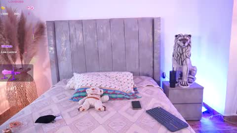 Hello Guys I am Lara Giraldo  WELCOME To my room online show from 12/14/25, 12:49