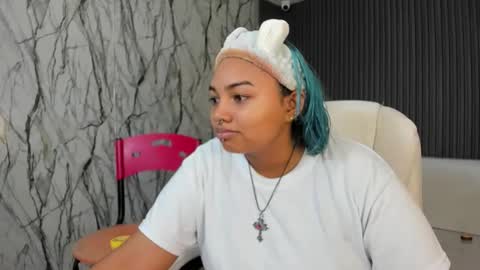 Snapshot of lara_jean23 chatting on 11/12/25, 01:55 Lara online show from 11/12/25, 01:55