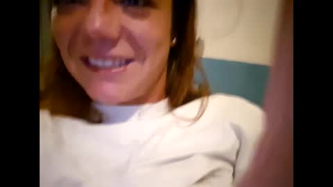 Snapshot of laraa333 chatting on 10/24/25, 01:57 Little online show from 10/24/25, 01:57