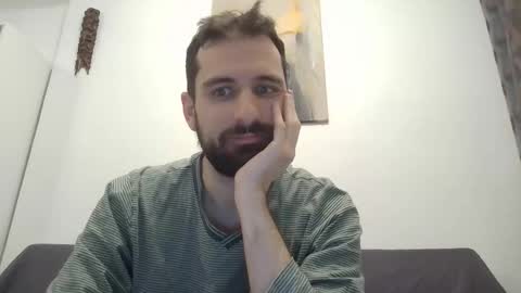 Snapshot of laraaan chatting on 12/18/25, 10:05 laraaan online show from 12/18/25, 10:05