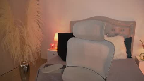 Snapshot of larabaker chatting on 10/02/25, 02:13 Lara online show from 10/02/25, 02:13