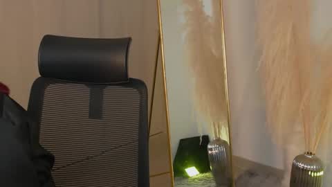 Lara Beker online show from 12/22/25, 05:32