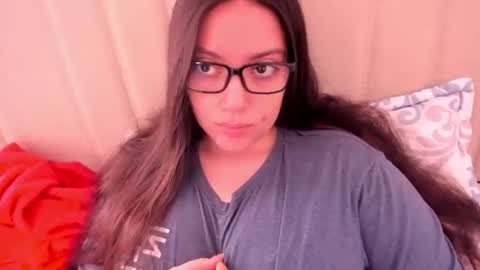 Snapshot of laracamille chatting on 04/24/26, 02:52 lara online show from 04/24/26, 02:52