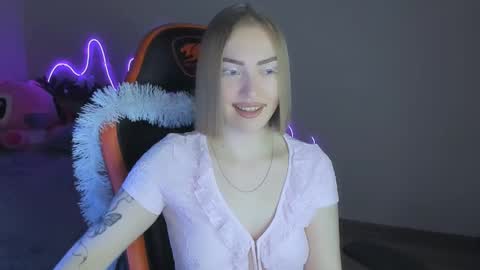 LaraKrein lk online show from 12/15/25, 04:00