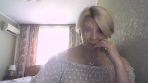 Snapshot of laramrs chatting on 06/19/26, 04:00 laramrs online show from 06/19/26, 04:00