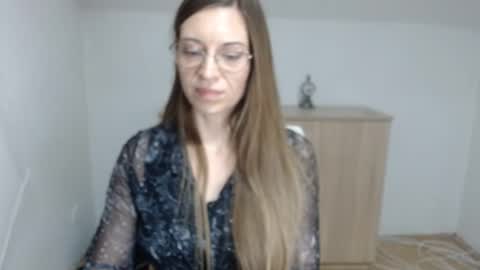 larawinters online show from 02/09/25, 07:41