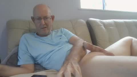 Snapshot of largerthan chatting on 03/08/26, 01:03 largerthan- say hi on entry online show from 03/08/26, 01:03