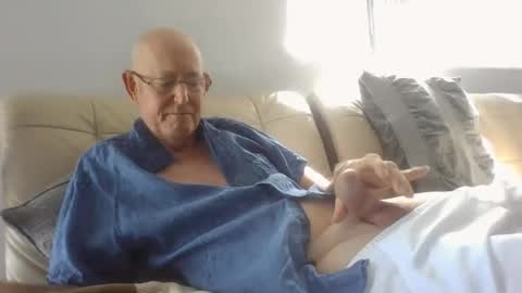 Snapshot of largerthan chatting on 03/28/26, 11:15 largerthan- say hi on entry online show from 03/28/26, 11:15