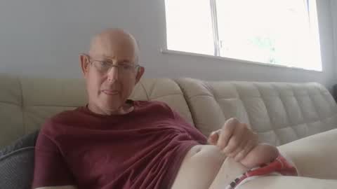 Snapshot of largerthan chatting on 04/01/26, 04:35 largerthan- say hi on entry online show from 04/01/26, 04:35