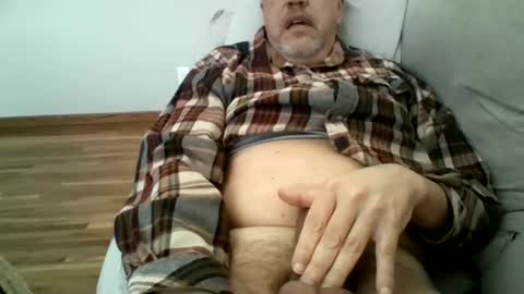 Snapshot of largerthanavg2plz chatting on 03/16/26, 06:45 Large2PLZ online show from 03/16/26, 06:45