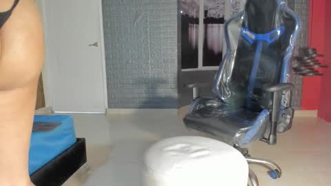 Snapshot of larossx chatting on 10/23/25, 08:40       online show from 10/23/25, 08:40