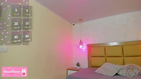 Snapshot of larsonmia chatting on 03/03/26, 12:22 MIA online show from 03/03/26, 12:22