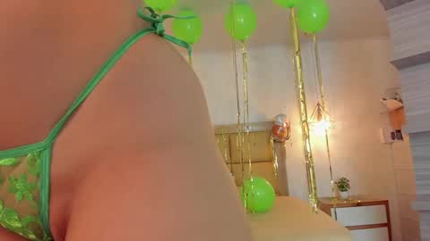 Snapshot of larsonmia chatting on 03/17/26, 12:41 MIA online show from 03/17/26, 12:41
