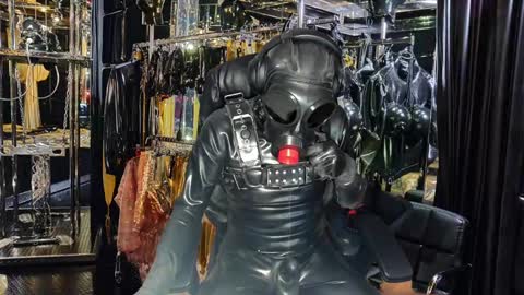 Snapshot of latexlover202 chatting on 12/22/24, 11:09 latexlover202 online show from 12/22/24, 11:09