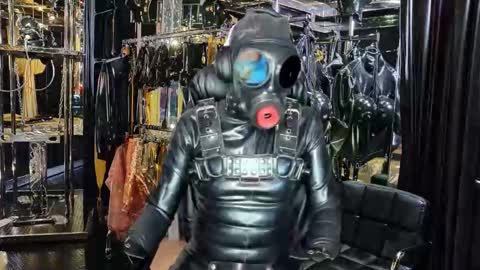 Snapshot of latexlover202 chatting on 11/17/25, 08:58 latexlover202 online show from 11/17/25, 08:58