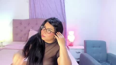 Snapshot of latinabombsheell chatting on 04/17/26, 05:10 Martina online show from 04/17/26, 05:10