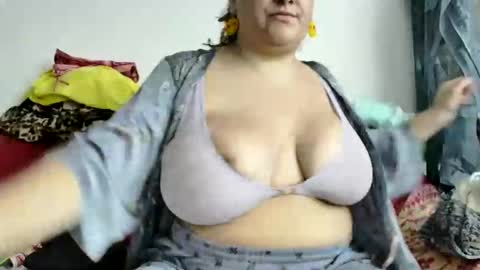 Snapshot of latinagoddess_isa chatting on 09/28/25, 09:42 latinagoddess_isa online show from 09/28/25, 09:42