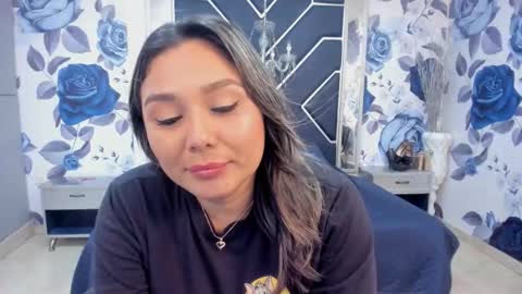 Snapshot of latinaholequeen chatting on 10/27/25, 02:54 EMMA   online show from 10/27/25, 02:54