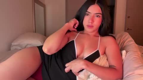 Snapshot of latinella chatting on 10/16/25, 02:34 Hi - online show from 10/16/25, 02:34