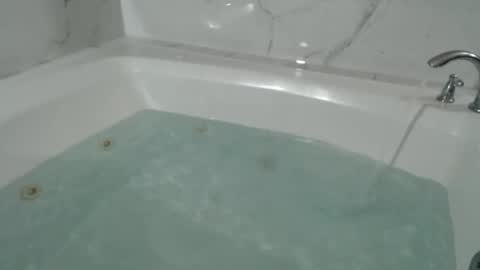 Snapshot of latinfyre chatting on 01/19/25, 01:44 Chris online show from 01/19/25, 01:44