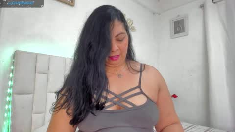 Snapshot of latinlove_sexygirls chatting on 10/29/25, 02:14 Vanessa online show from 10/29/25, 02:14