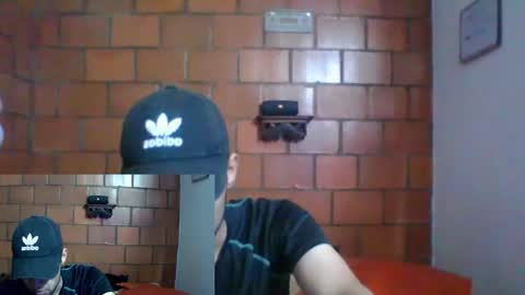 Snapshot of latinmansmoking chatting on 09/25/25, 03:43 latinmansmoking online show from 09/25/25, 03:43