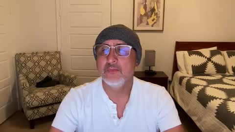Snapshot of latinnous chatting on 10/19/25, 03:18 QS - INDEPENDENT MODEL online show from 10/19/25, 03:18