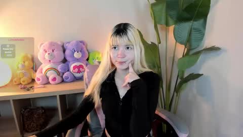 laukyubey1 online show from 10/21/25, 07:47