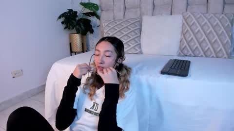 Snapshot of laumiller chatting on 09/25/25, 08:56 Lau Miller online show from 09/25/25, 08:56